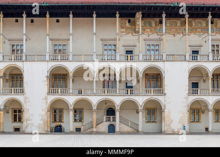 Krakau, Polen - 13. August 2017: schöne Wände mit Säulen des Palastes in Schloss Wawel Stockfoto