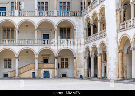 Krakau, Polen - 13. August 2017: Blick auf die wunderschöne Wände mit Säulen des Palastes in der Burg Wawel Stockfoto