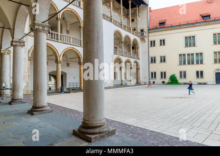 Krakau, Polen - 13. August 2017: architektonische Spalten der königlichen Palast in Schloss Wawel Stockfoto