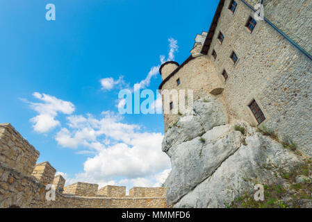 Lindenberg, Polen - 13. August 2017: die Wände des Schlosses Lindenberg auf dem Himmel Hintergrund Blick von unten Stockfoto