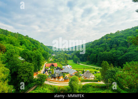 Blick auf das Tal in Ojców Park in Polen aus der Übersicht Punkt Stockfoto