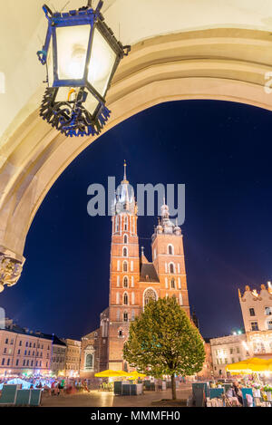 Arch mit Lampe, Nacht Foto des Mariak Kirche im Zentrum von Krakau, Polen Stockfoto