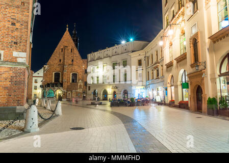 Straße der Stadt Kraakov, Blick auf die katholische Kirche in den Abend Stockfoto