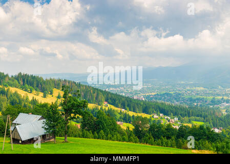 Blick von den Höhen in einem schönen Haus im Tal der Berge in Polen Stockfoto