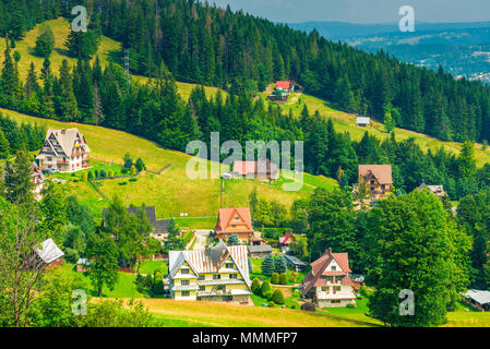 Ländliche schöne europäische Häuser am Hang des Berges, Ansicht von oben Stockfoto