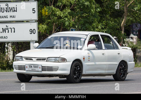 CHIANG MAI, Thailand - 20 april 2018: Mit dem eigenen Auto Mitsubishi Lancer. Foto an der Straße Nr. 121 ca. 8 km von der Innenstadt von Chiang Mai, Thailand. Stockfoto