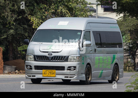 CHIANG MAI, Thailand - 20 april 2018: Private Toyota commuter Van. Foto an der Straße Nr. 121 ca. 8 km von der Innenstadt von Chiang Mai Thailand. Stockfoto