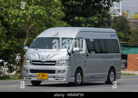 CHIANG MAI, Thailand - 20 april 2018: Private Toyota commuter Van. Foto an der Straße Nr. 121 ca. 8 km von der Innenstadt von Chiang Mai Thailand. Stockfoto