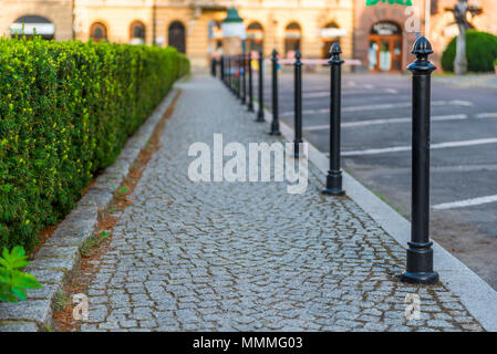 Bürgersteig, mit grauen Pflastersteinen ausgekleidet closeup Stockfoto