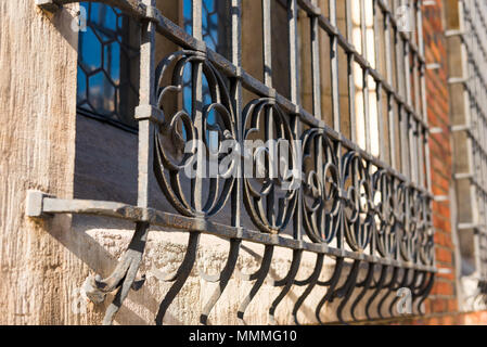 Nahaufnahme einer Metallgitter auf ein Fenster eines Gebäudes auf der Straße Stockfoto