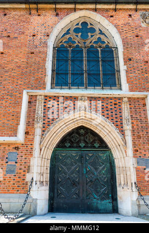 Eingang zum Backstein katholische Kirche massive Metal gates Stockfoto