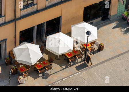 Open Street Cafe in einer europäischen Stadt, Ansicht von oben Stockfoto
