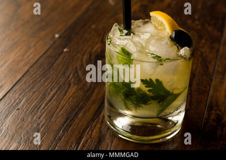 Dillionaire Cocktail mit Dill, Gin, Petersilie, Zitrone, Olivenöl und Crushed Ice. Beverage Konzept. Stockfoto