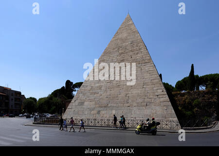 Die Ägyptische wie Wahrzeichen Pyramide des Caius Cestius im römischen Stadtteil Testaccio. Die Pyramide (Piramide di Caio Cestio) wurde von Caius C gebaut Stockfoto