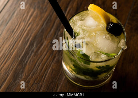 Dillionaire Cocktail mit Dill, Gin, Petersilie, Zitrone, Olivenöl und Crushed Ice. Beverage Konzept. Stockfoto