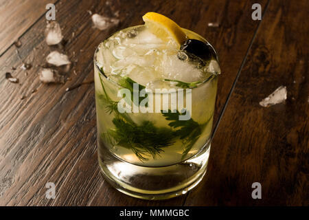 Dillionaire Cocktail mit Dill, Gin, Petersilie, Zitrone, Olivenöl und Crushed Ice. Beverage Konzept. Stockfoto