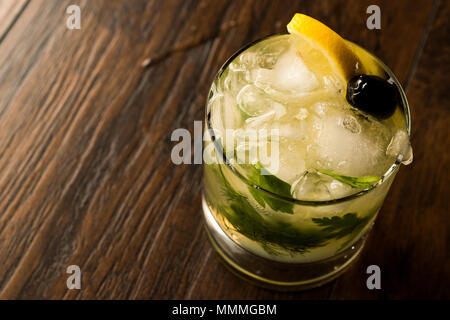 Dillionaire Cocktail mit Dill, Gin, Petersilie, Zitrone, Olivenöl und Crushed Ice. Beverage Konzept. Stockfoto