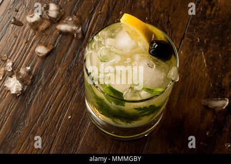 Dillionaire Cocktail mit Dill, Gin, Petersilie, Zitrone, Olivenöl und Crushed Ice. Beverage Konzept. Stockfoto