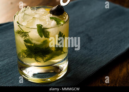 Dillionaire Cocktail mit Dill, Gin, Petersilie, Zitrone, Olivenöl und Crushed Ice. Beverage Konzept. Stockfoto