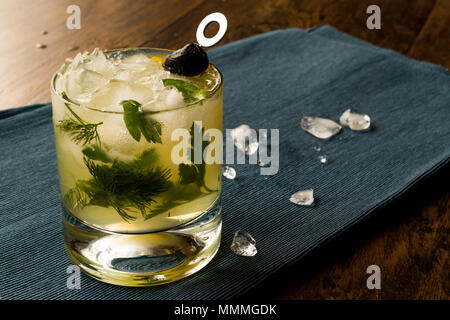 Dillionaire Cocktail mit Dill, Gin, Petersilie, Zitrone, Olivenöl und Crushed Ice. Beverage Konzept. Stockfoto