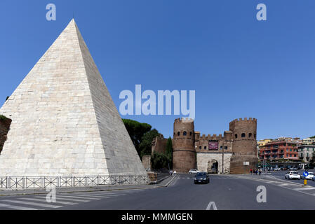 Die Pyramide des Caius Cestius und das Twin überragte Porta San Paolo in Rom Stadtteil Testaccio. Die Pyramide (Piramide di Caio Cestio) war bu Stockfoto