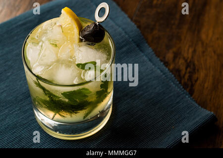 Dillionaire Cocktail mit Dill, Gin, Petersilie, Zitrone, Olivenöl und Crushed Ice. Beverage Konzept. Stockfoto