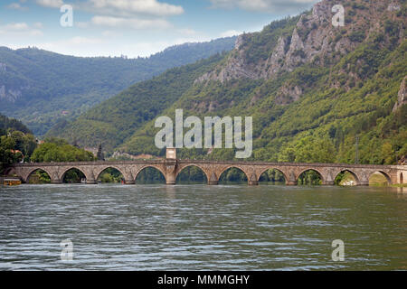 Alte steinerne Brücke Visegrad Bosnien Landschaft Stockfoto