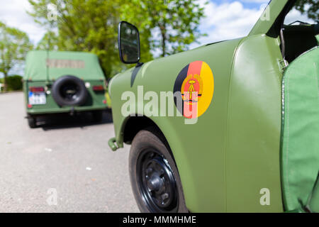 Ein Oldtimer Auto mit einer DDR-Zeichen steht auf einer Straße Stockfoto