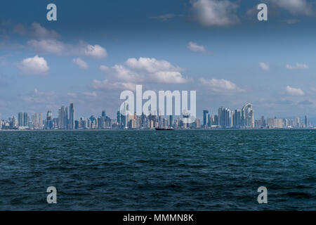 Panama City Skyline am Mittag ab Taboga in Panama gesehen Stockfoto