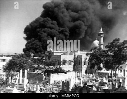 . Englisch: 1940-09. HAIFA. - Zerstörung von moslemischen GRAVE-yard und die ISTIKLAL MOSCHEE VON ITALIENISCHEN BOMBER. (NEGATIVE DURCH PARER). . September 1940. Wahrscheinlich nicht erwähnt die Australian Defence Force 90 Bombardierung von Haifa 11. Stockfoto