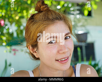 Schöne asiatische Mädchen im Hintergrund Stockfoto