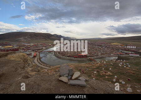 Blick auf die Insel tibetische Nonnen, Yarchen Gar, Sichuan, China Stockfoto