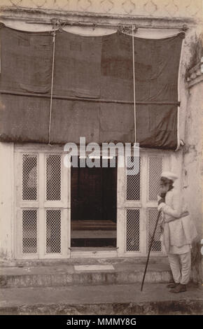 . Englisch: Blick auf den Eingang der Kammer von aurangzebs Grab aus der Curzon Sammlung fotografiert: "Ansichten der Höhlen von Ellora und Dowlatabad Fort in S.H. des Nizam Herrschaften' Von Deen Dayal in den 1890er Jahren genommen. Aurangzebs Grab (d.1707) ist bei rauza oder khuldabad, was bedeutet, dass "himmlische Wohnstatt', einem alten ummauerten Stadt im indischen Bundesstaat Maharashtra. Er finanziert seine Ruhestätte von Stricken Mützen und Kopieren der Qu'ran, während der letzten Jahre seines Lebens, Werke, die er anonym auf dem Markt verkauft. Im Gegensatz zu den anderen großen Mughal Herrscher, Aurangzebs Grab ist nicht mit einem großen mausoleum, sondern er markiert Stockfoto