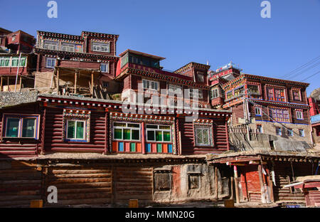 Bunte Holzhäuser in Dege, Sichuan, China Stockfoto