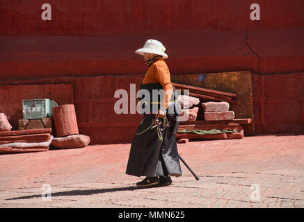 Tibetischen Pilger Spaziergänge kora Kreise um den heiligen Bakong Schrift Druckmaschine Kloster in Dege, Sichuan, China Stockfoto