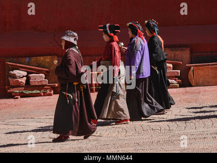 Tibetischen pilgern Spaziergänge kora Kreise um den heiligen Bakong Schrift Druckmaschine Kloster in Dege, Sichuan, China Stockfoto