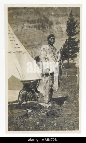 [Untitled] (Chief vor Tipi mit Sitzende Frau stehend). Zwischen 1898 und 1902. 101 Brooklyn Museum - Untitled (Chief vor Tipi mit Sitzende Frau stehend) Stockfoto