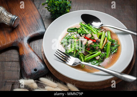 Thai Food: gebratenen Kohl mit getrockneten Fische gesalzen auf hölzernen Tisch Stockfoto