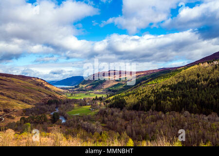 Schöne Aussicht in Richtung Loch Broom und Ullapool aus dem Kopf der Schlucht Corrieshalloch in den Highlands von Schottland. Stockfoto