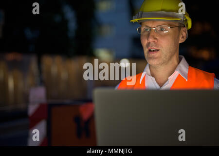 Reifer mann Bauarbeiter auf der Baustelle in der c Stockfoto