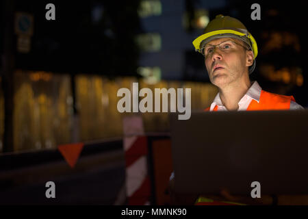 Reifer mann Bauarbeiter auf der Baustelle in der c Stockfoto