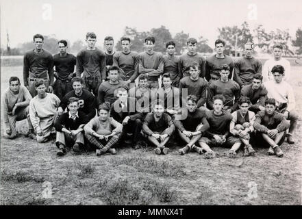 . Englisch: Team Foto von 1930-31 Norfolk Braves. 1. September 1930. Old Dominion University 13 1930-1931 - Norfolk Division-Braves Fußballmannschaft Stockfoto