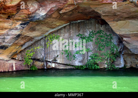 Kleine natürliche Höhle durch das Xingo Canyon, Sergipe, Brasilien gebildet Stockfoto