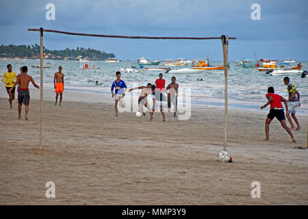 Lokale Jugendliche spielen Beach Soccer in Maragogi, Alagoas, Brasilien Stockfoto