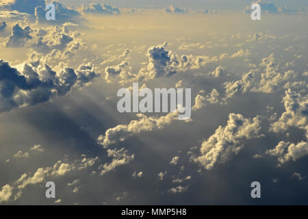 Sonne und Wolken in der Dämmerung aus der Luft gesehen, Pazifischer Ozean Stockfoto