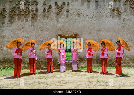 Kanchanaburi, Thailand - 24. Juli 2016: Schöne Mädchen im Teenageralter mit Mon tradition Kleider tanzen Touristen in ruiniert Buddhistischen Kirche in Kanch zu zeigen Stockfoto