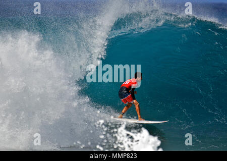 Professionelle surfer Gabriel Medina surft eine grosse Welle in der Pipeline Während der Billabong Pipe Masters 2015, North Shore von Oahu, Hawaii, USA Stockfoto