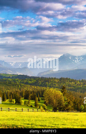 Inspirierenden Abend Licht im Frühjahr. Sonnenuntergang in Tatra, Polen. Bergrücken über bewölkter Himmel Stockfoto