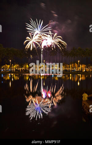 Feuerwerk für den amerikanischen Unabhängigkeitstag am 4. Juli im Ala Moana Beach Park, Honolulu, Hawaii, USA Stockfoto