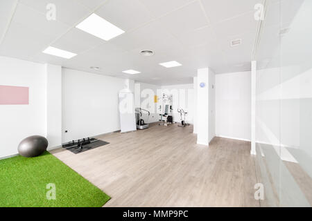 Innenraum der Physiotherapie Klinik mit Ausrüstung für die Rehabilitation. Physikalische Therapie Zentrum. Stockfoto